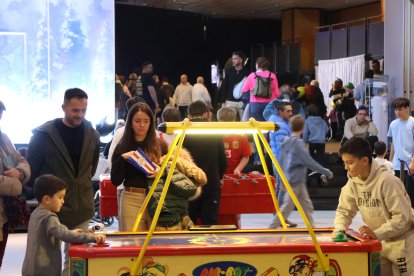 Dos infants juguen al Saló de la Infància i de la Joventut d'Encamp.