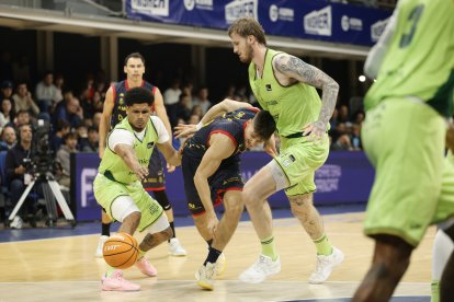 Castañeda, a l’esquerra, el mes passat al Pavelló Toni Martí amb l’Unicaja.