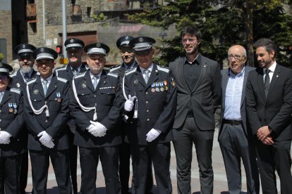El cònsol, Cerni Cairat, i un grup d’agents de circulació.