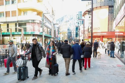 Turistes passejant per Andorra la Vella.