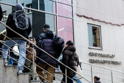 Gent fent cua al servei d’Immigració.