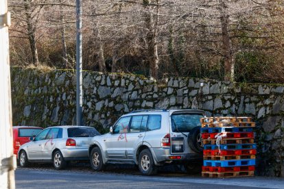 Palets mig abandonats a la duana del riu Runer.