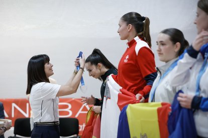 La ministra de Cultura, Joventut i Esports, Mònica Bonell, lliurant les medalles als atletes dels Jocs dels Petits Estats.