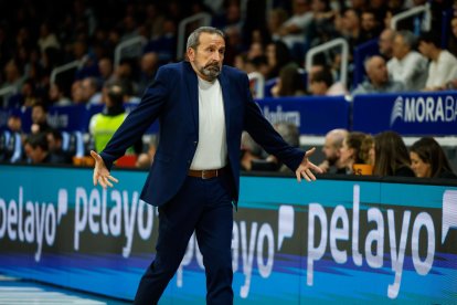 El tècnic del MoraBanc, Joan Plaza, durant el partit contra l'Hiopos Lleida