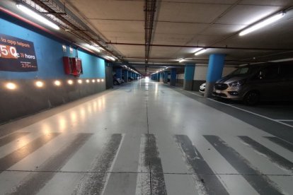 Un dels passadissos de l’aparcament.