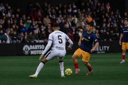El tricolor Dani Villahermosa davant Youness, del Ceuta, en una acció del partit a l’Alfonso Murube.