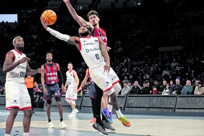 Evans, el millor de l’equip ahir, entra a cistella.