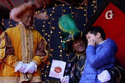 Un infant entrega la carta per als Mags d'Orient al patge reial a Escaldes