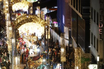 Centenars de persones s'apleguen als carrers d'Andorra la Vella per veure la cavalcada.