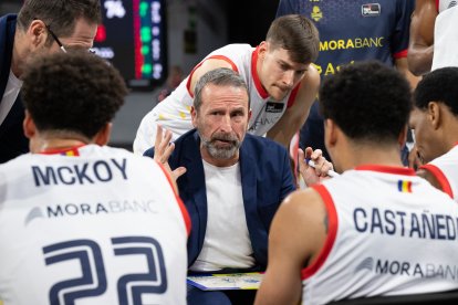 Joan Plaza, durant un temps mort a Vitòria.