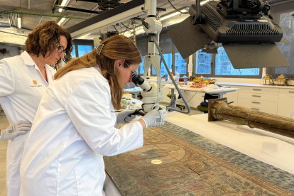 Tècniques de Patrimoni analitzen el frontal d’altar.