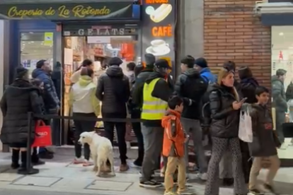 El vigilant organitza les cues que es formen a la creperia de la Rotonda.