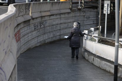 Una persona agafant-se a una barana en un carrer d'Escaldes aquest matí.