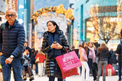 Gent passejant per l’eix central.