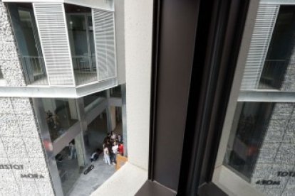 L'edifici Casa Aristot Mora, seu de l’INH i dels habitatges de protecció pública.