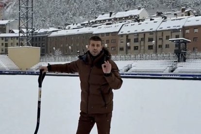 Piqué demana ajuda per treure la neu del Nou Estadi de la FAF