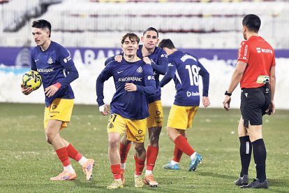 Josep Cerdà celebra el gol amb Álex Calvo.