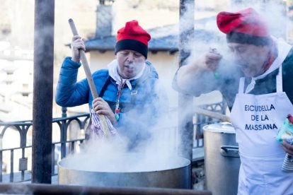 Dos cuiners de la Confraria de Sant Antoni en l'edició anterior.