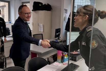 El cap de Govern felicitant l'any a una agent de la policia.