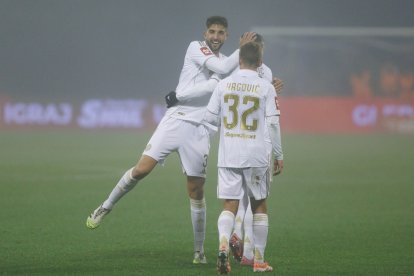Edgar, al centre, al seu últim duel amb el Hajduk Split.