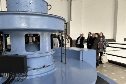 El director general de FEDA, Albert Moles, ensenyant les instal·lacions a la delegació catalana.