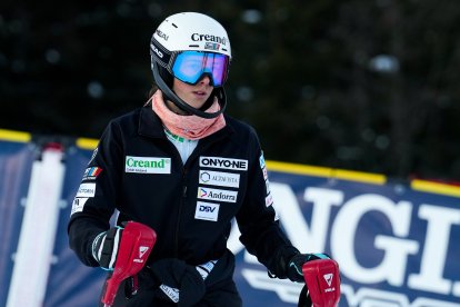 Carla Mijares, durant el reconeixement de pista previ a Flachau.