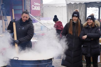 Una voluntària remenant l’escudella al Pas.