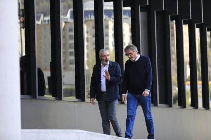 Joan Pau Miquel i Higini Cierco a l’exterior de la seu de la justícia.