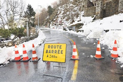 Una carretera tallada a l’Arieja.