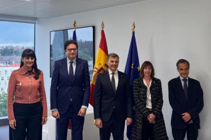 Els ministres Rossell i López al centre de la imatge, acompanyats per l'ambaixadora d'andorra a Espanya, Eva Descarrega, a la dreta.