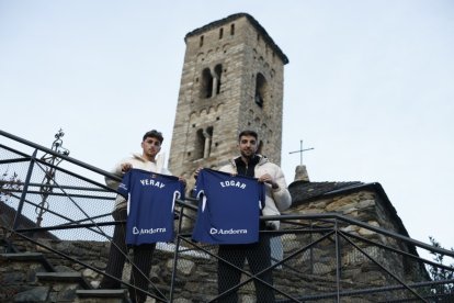 Els dos fitxatges, Yeray Cabanzón i Edgar González, posant amb la camiseta de l'FC Andorra.