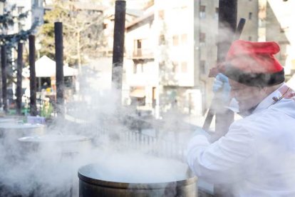 La confraria de Sant Antoni durant una escudellada popular d'altre any.