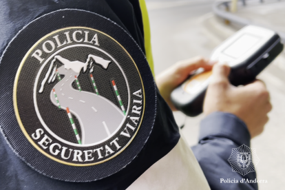Un agent de policia fa un control d'alcoholèmia a Andorra