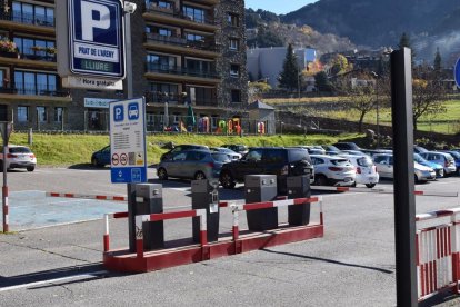 L'aparcament comunal del Prat de l'Areny situat al costat del comú d'Encamp.