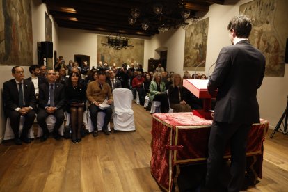 Autoritats polítiques escoltant el discurs del síndic general, Carles Ensenyat, durant la presentació de la candidatura a la UNESCO.