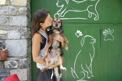 Una voluntària amb un gos.