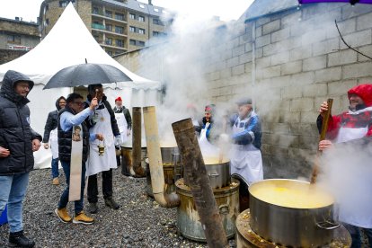Mossén Pepe Chisvert beneïnt les escudelles aquest matí de Sant Sebastià