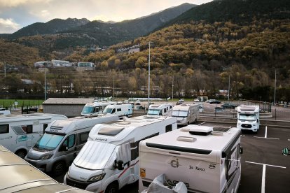 Autocaravanes a l'aparcament de Can Rodes.