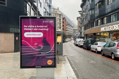 Un anunci de la eSim d'Andorra Telecom a Andorra la Vella.