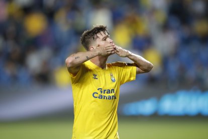 Marc Cardona celebrant un gol amb Las Palmas.