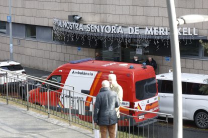 Una ambulància de bombers sortint de l'hospital.