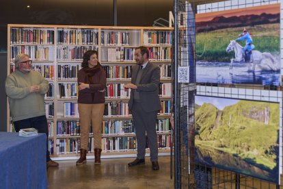 La cònsol major de la Massana, en una de les exposicions del Cicle de cinema organitzat per Ordino i la Massana.