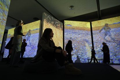 Diversos usuaris a l'exposició immersiva sobre Van Gogh, inaugurada avui.
