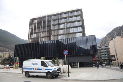 Un furgó policial davant l’edifici de la Batllia.