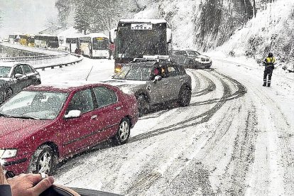 Col·lapse a les carreteres per culpa de la neu.