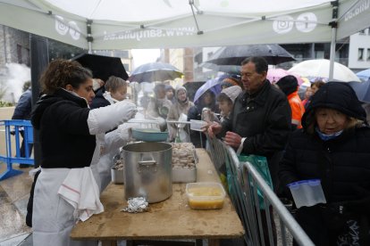 Memebres de la Germandat de San Sebastià, servint escudella als veïns de Sant Julià. 


Foto: Fernando Galindo