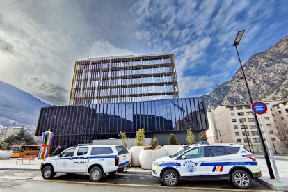 Dos cotxes de policia davant de l’edifici de la Batllia.