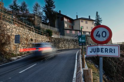 La carretera de la Rabassa just a l’entrada al poble de Juberri, ahir a la tarda.