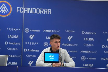 El tècnic durant la roda de premsa prèvia.