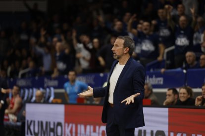El tècnic català, al duel davant del Breogán al Pavelló Toni Martí.